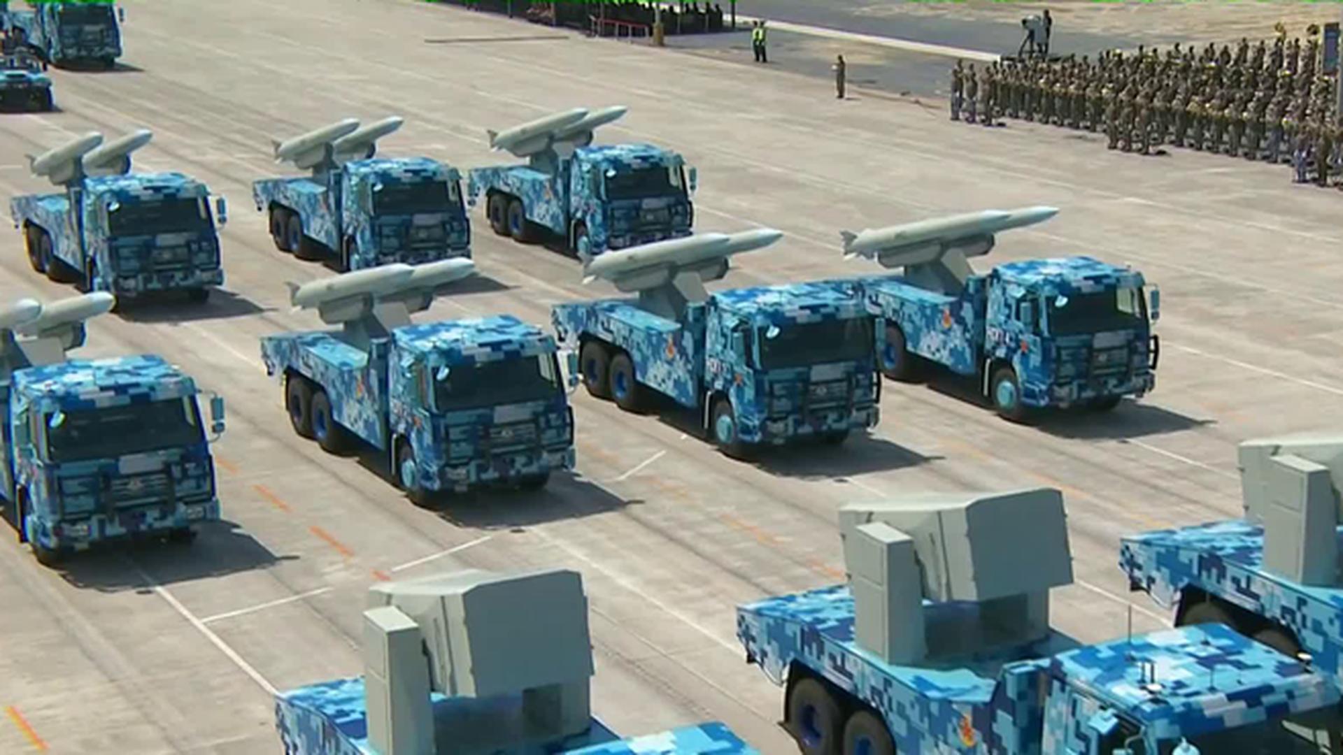阅兵中的新型军事武器阅兵中的新型军事武器，展现强国力量